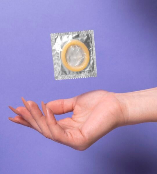 composicion-abstracta-salud-sexual-condon