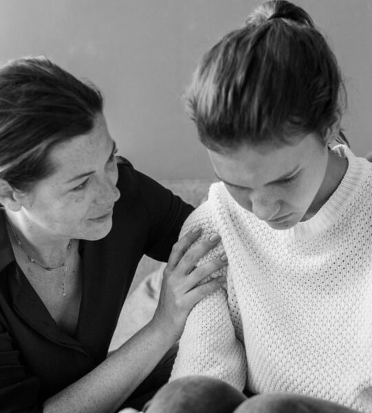 madre-consolando-su-hija-triste